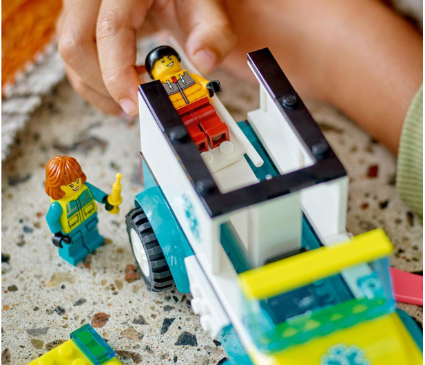 LEGO City 60403 Karetka i snowboardzista - 1202605 - zdjęcie 11